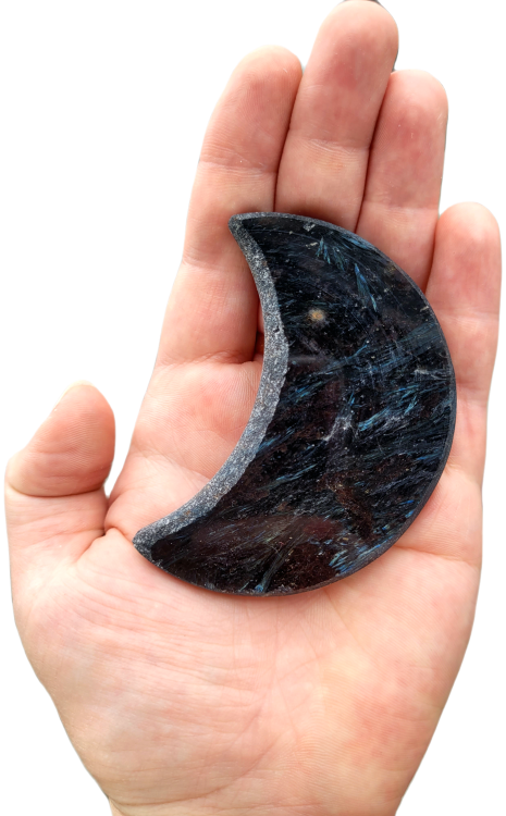 Antofyllit w kształcie księżyca, 88 g – polerowany kamień intuicji, ochrony i duchowej przemiany. Symbol cykli, kobiecej mocy i równowagi emocjonalnej. Idealny do medytacji, rytuałów oczyszczających i pracy z energią Księżyca.