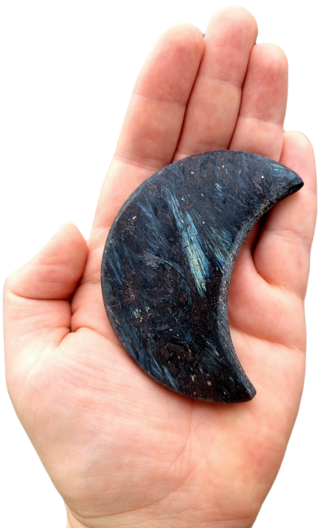 Antofyllit w kształcie księżyca, 88 g – polerowany kamień intuicji, ochrony i duchowej przemiany. Symbol cykli, kobiecej mocy i równowagi emocjonalnej. Idealny do medytacji, rytuałów oczyszczających i pracy z energią Księżyca.