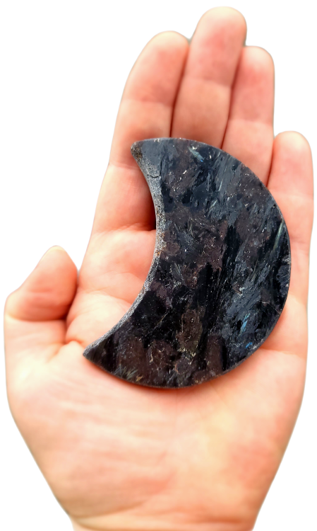 Antofyllit w kształcie księżyca, 95 g – polerowany kamień intuicji, ochrony i transformacji. Wspiera rozwój duchowy, równowagę emocjonalną i kontakt z kobiecą energią. Idealny do medytacji, pracy ze snami i rytuałów księżycowych.