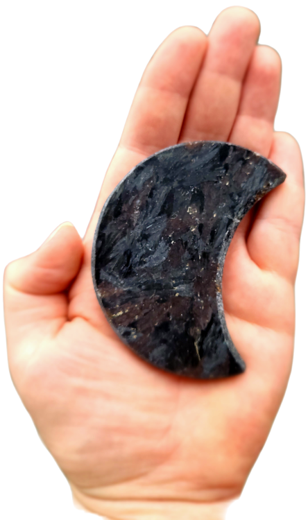 Antofyllit w kształcie księżyca, 95 g – polerowany kamień intuicji, ochrony i transformacji. Wspiera rozwój duchowy, równowagę emocjonalną i kontakt z kobiecą energią. Idealny do medytacji, pracy ze snami i rytuałów księżycowych.