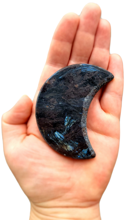 Antofyllit w kształcie księżyca, 99 g – ręcznie polerowany minerał harmonii i transformacji. Wspiera intuicję, oczyszczenie energetyczne i pracę z energią Księżyca. Idealny do medytacji, rytuałów i duchowej przemiany.