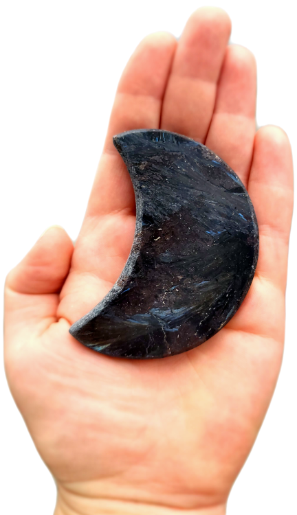 Antofyllit w kształcie księżyca, 99 g – ręcznie polerowany minerał harmonii i transformacji. Wspiera intuicję, oczyszczenie energetyczne i pracę z energią Księżyca. Idealny do medytacji, rytuałów i duchowej przemiany.