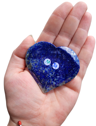 Lapis Lazuli w kształcie serca, 76 g – polerowany kamień mądrości, odwagi i duchowego przebudzenia. Wspiera czakrę gardła i trzecie oko, chroni aurę, koi emocje. Unikalny talizman dostępny w Strefie 3.
