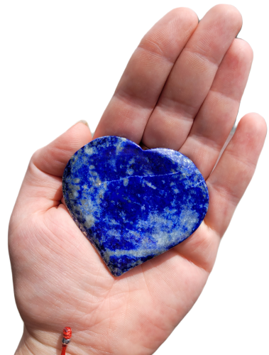 Lapis Lazuli w kształcie serca, 76 g – polerowany kamień mądrości, odwagi i duchowego przebudzenia. Wspiera czakrę gardła i trzecie oko, chroni aurę, koi emocje. Unikalny talizman dostępny w Strefie 3.