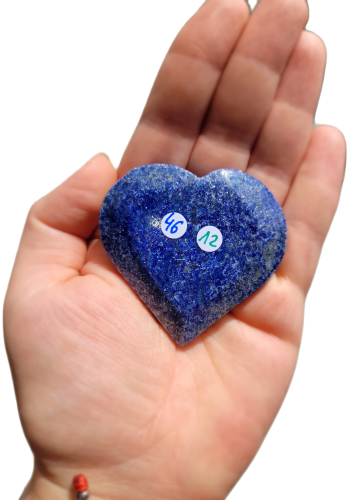 Lapis Lazuli w kształcie serca, 69 g – polerowany kamień prawdy, intuicji i odwagi. Wspiera czakrę gardła i trzecie oko, chroni aurę, harmonizuje emocje. Unikalny talizman dostępny w Strefie 3.