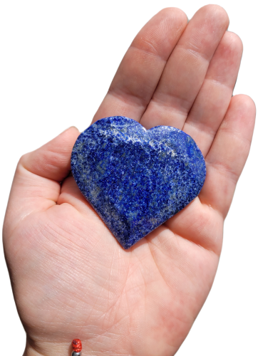Lapis Lazuli w kształcie serca, 69 g – polerowany kamień prawdy, intuicji i odwagi. Wspiera czakrę gardła i trzecie oko, chroni aurę, harmonizuje emocje. Unikalny talizman dostępny w Strefie 3.