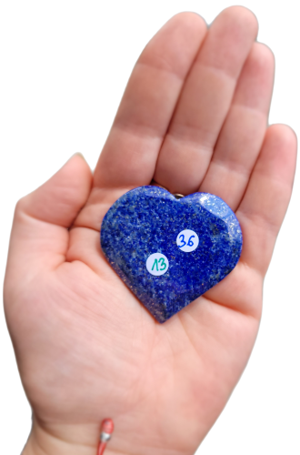 Lapis Lazuli w kształcie serca, 54 g – polerowany kamień prawdy, intuicji i ochrony. Wspiera czakrę gardła i trzecie oko, wzmacnia aurę, sprzyja komunikacji i harmonii. Unikalny talizman dostępny w Strefie 3.