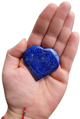 Lapis Lazuli w kształcie serca, 54 g – polerowany kamień prawdy, intuicji i ochrony. Wspiera czakrę gardła i trzecie oko, wzmacnia aurę, sprzyja komunikacji i harmonii. Unikalny talizman dostępny w Strefie 3.