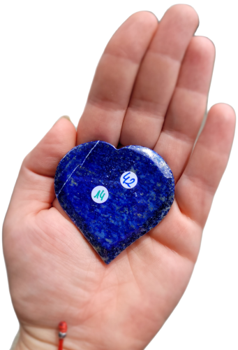 Lapis Lazuli w kształcie serca, 63 g – polerowany kamień prawdy, intuicji i ochrony. Wspiera czakrę gardła i trzeciego oka, ułatwia medytację, sprzyja harmonii i samoświadomości. Unikalny talizman dostępny w Strefie 3.