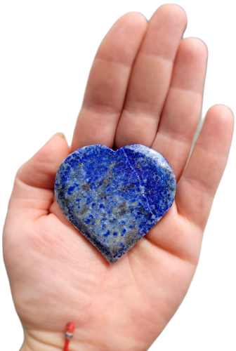 Lapis Lazuli w kształcie serca, 63 g – polerowany kamień prawdy, intuicji i ochrony. Wspiera czakrę gardła i trzeciego oka, ułatwia medytację, sprzyja harmonii i samoświadomości. Unikalny talizman dostępny w Strefie 3.