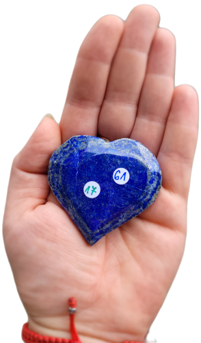 Lapis Lazuli w kształcie serca, 92 g – polerowany kamień prawdy, intuicji i ochrony. Wzmacnia aurę, wspiera czakrę gardła i trzeciego oka, sprzyja medytacji, harmonii i komunikacji. Unikalny talizman dostępny w Strefie 3.