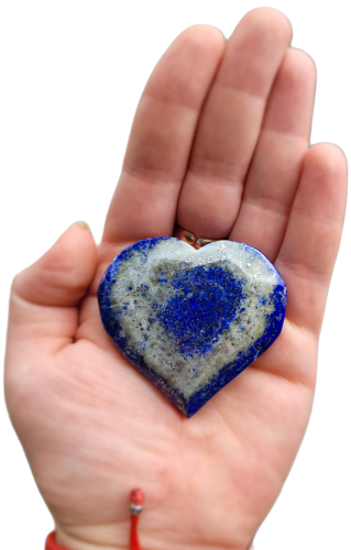 Lapis Lazuli w kształcie serca, 92 g – polerowany kamień prawdy, intuicji i ochrony. Wzmacnia aurę, wspiera czakrę gardła i trzeciego oka, sprzyja medytacji, harmonii i komunikacji. Unikalny talizman dostępny w Strefie 3.