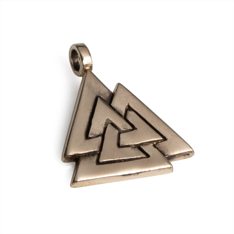 Brązowy wisiorek Valknut, ręcznie robiona replika inspirowana sztuką Wikingów. Symbol odwagi, ochrony i połączenia światów związany z Odynem. Amulet wojownika i wędrowca między życiem a śmiercią.