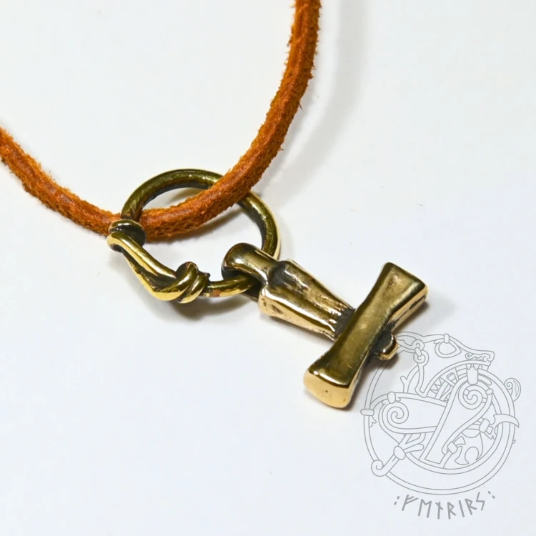 Mały wisiorek Mjölnir z brązu, ręcznie robiona replika z IX w. Islandii. Symbol ochrony, siły i odwagi w mitologii nordyckiej. Talizman Wikingów, idealny dla miłośników Thora i duchowego oręża.