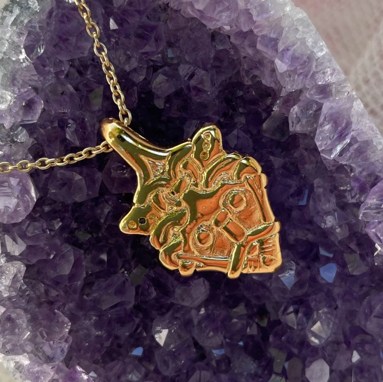 Pozłacana zawieszka Loki z Gniezdowa, ręcznie robiona replika z X w. Symbol transformacji, magii chaosu i niezależności. Idealna dla miłośników mitologii nordyckiej, magii run i archetypu trickstera.