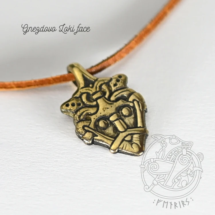 Brązowa zawieszka Loki z Gniezdowa, ręcznie robiona replika z X w. Symbol transformacji, magii chaosu i niezależności. Idealna dla miłośników mitologii nordyckiej, magii run i archetypu trickstera.
