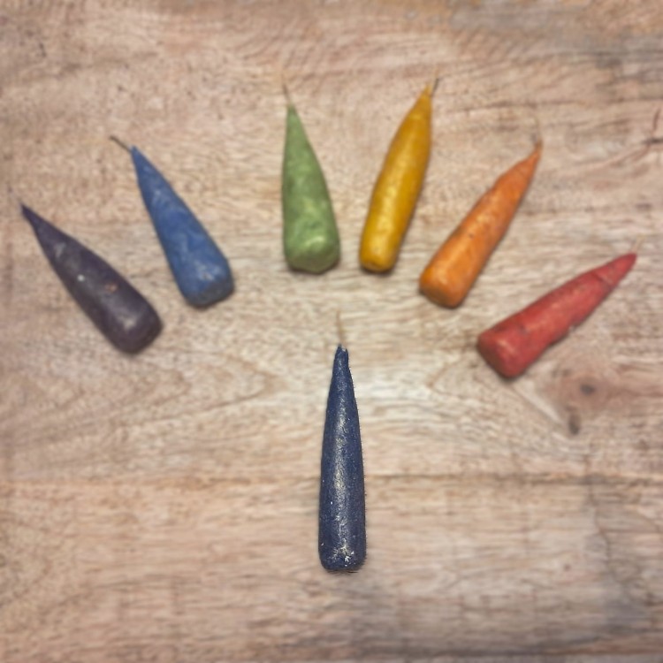 Granatowa świeca stożkowa z wosku pszczelego i ziół – handmade 8 cm. Symbol intuicji i spokoju. Doskonała do medytacji, rytuałów i relaksu.