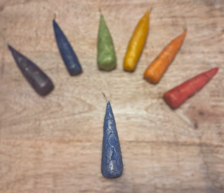 Niebieska świeca stożkowa z wosku pszczelego i ziół – handmade 8 cm. Symbol spokoju i komunikacji. Doskonała do medytacji, jogi i relaksu.