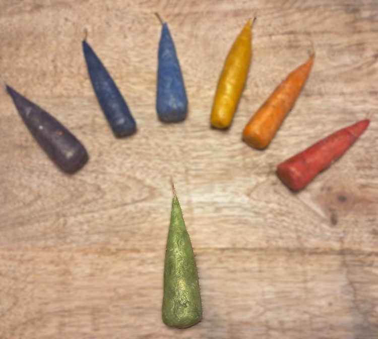 Zielona świeca stożkowa z wosku pszczelego i ziół – handmade 8 cm. Symbol miłości i harmonii. Doskonała do medytacji, rytuałów i relaksu.