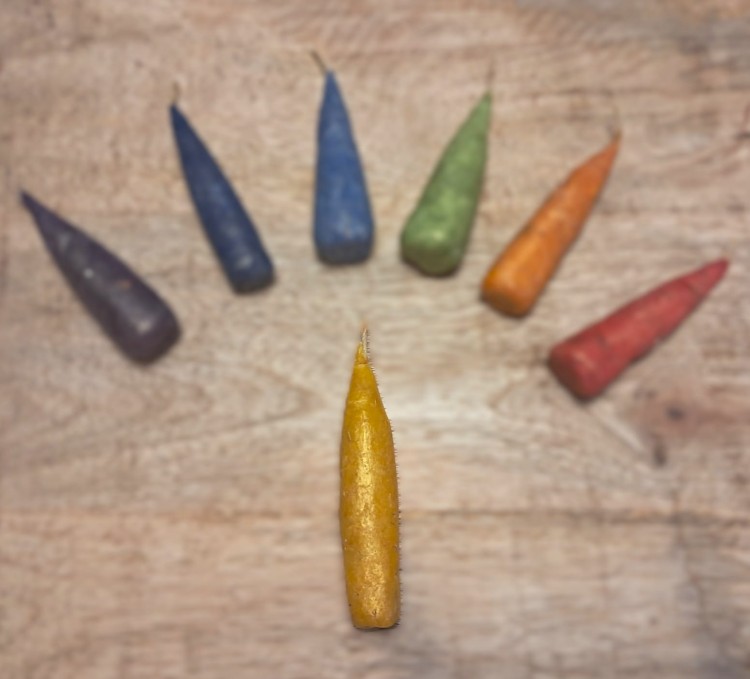 Żółta świeca stożkowa z wosku pszczelego i ziół – handmade 8 cm. Symbol energii i witalności. Idealna do medytacji, rytuałów i relaksu.