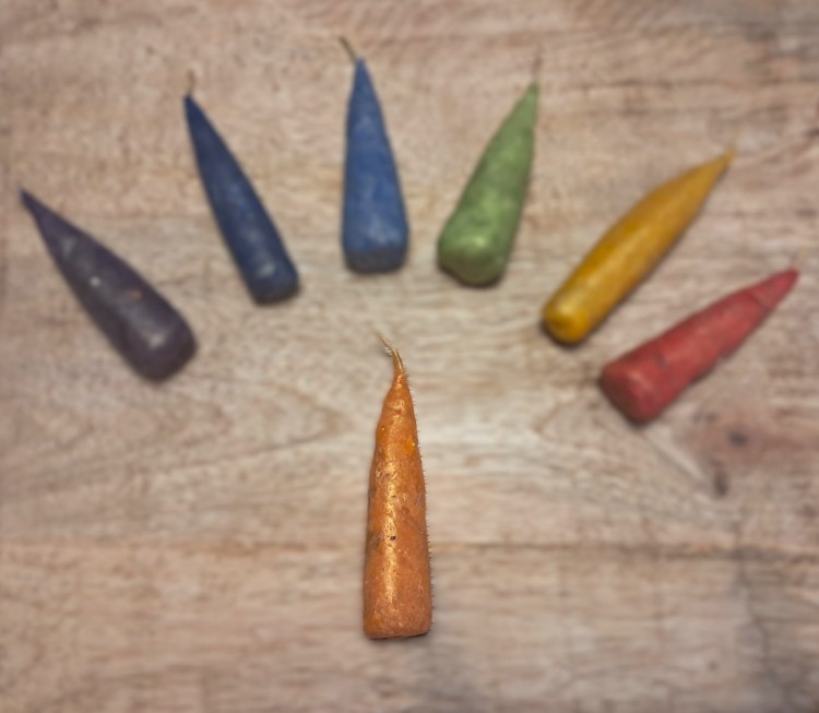 Pomarańczowa świeca stożkowa z wosku pszczelego i ziół – handmade 8 cm. Symbol radości i pasji. Doskonała do medytacji, rytuałów i relaksu.