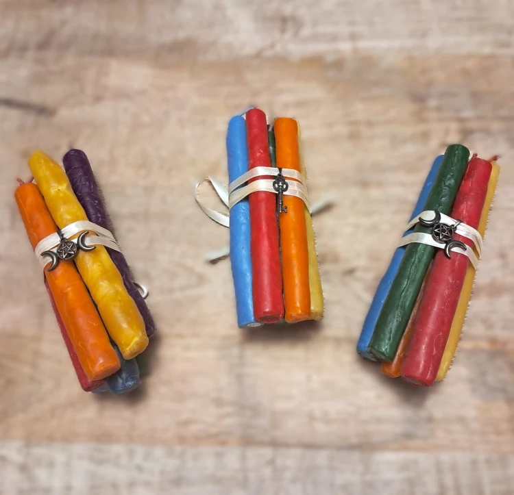 Zestaw świec czakralnych z wosku pszczelego – handmade 14x1,4 cm. 7 kolorów czakr. Idealne do medytacji, jogi, rytuałów i pracy z energią.