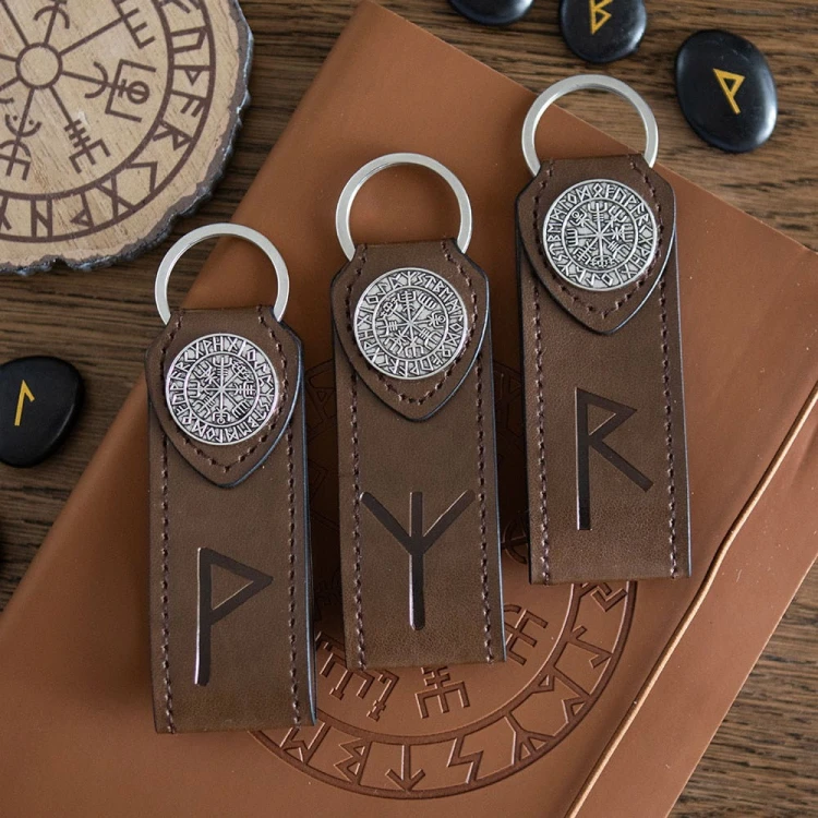 Brelok Viking Rune Joy – runa radości i kompas wikingów na brązowej eko-skórze. Symbol szczęścia i ochrony. Idealny prezent dla podróżników.