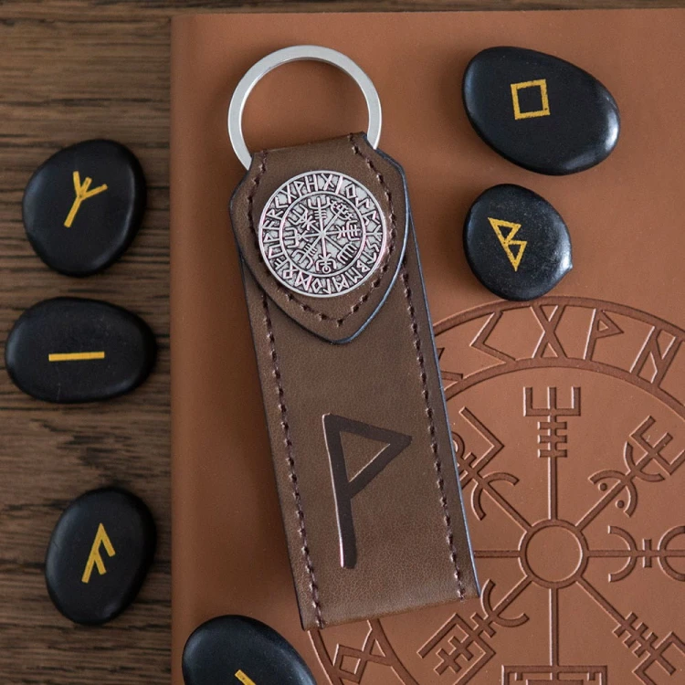 Brelok Viking Rune Joy – runa radości i kompas wikingów na brązowej eko-skórze. Symbol szczęścia i ochrony. Idealny prezent dla podróżników.