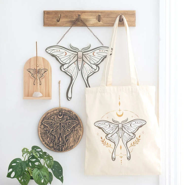 Polycotton tote bag z motywem ćmy księżycowej. Trwała, pojemna i stylowa torba idealna na zakupy, książki i codzienne drobiazgi.