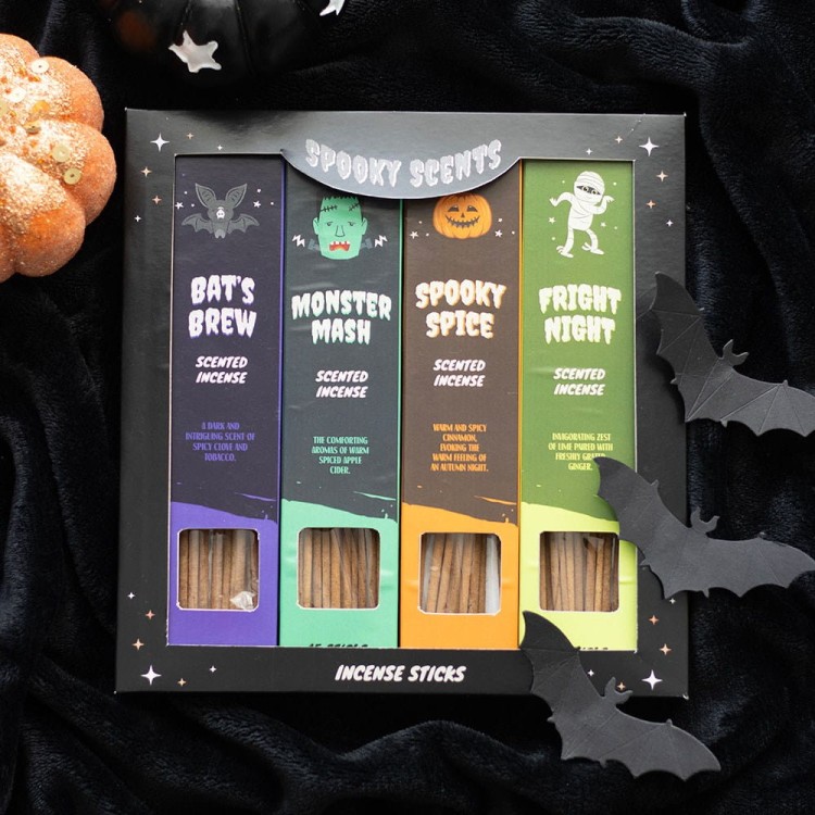 Spooky Scents – zestaw kadzidełek zapachowych na Halloween. Cztery aromaty: jabłko, cynamon, limonka i tytoń. Magia i nastrój w jednym.
