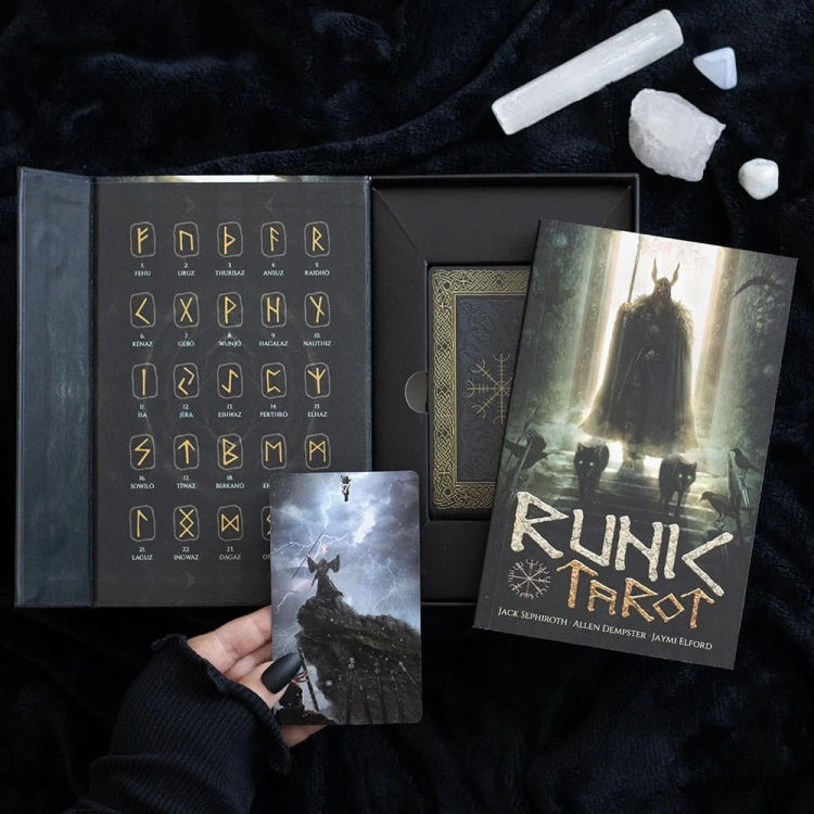 Runic Tarot – talia inspirowana mitologią nordycką i energią run. 78 kart i przewodnik 160 stron autorstwa Jacka Sephirotha i Jaymi Elford.