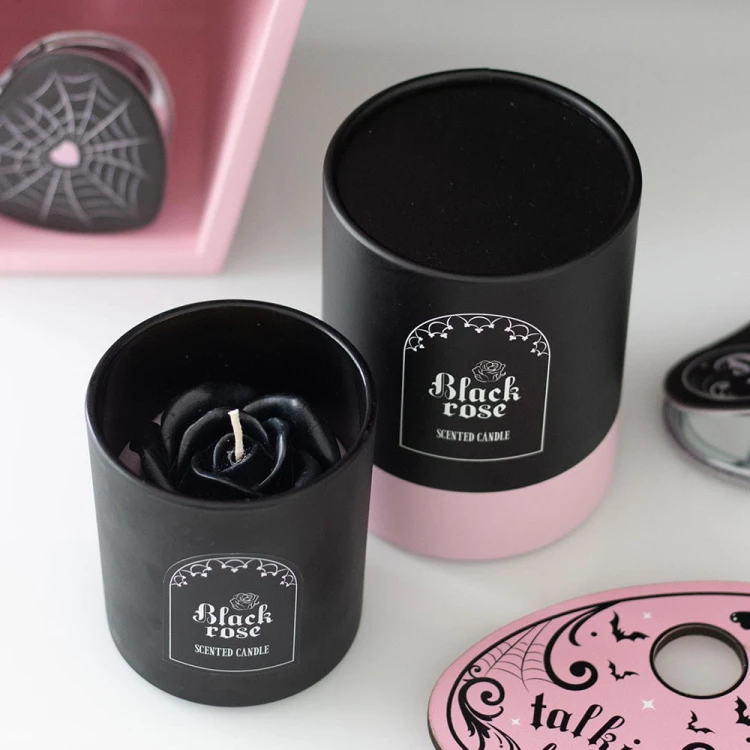 Black Rose – świeca zapachowa w kształcie czarnej róży. Zmysłowy aromat i gotycki design. Idealna do nastrojowego wnętrza lub na prezent.
