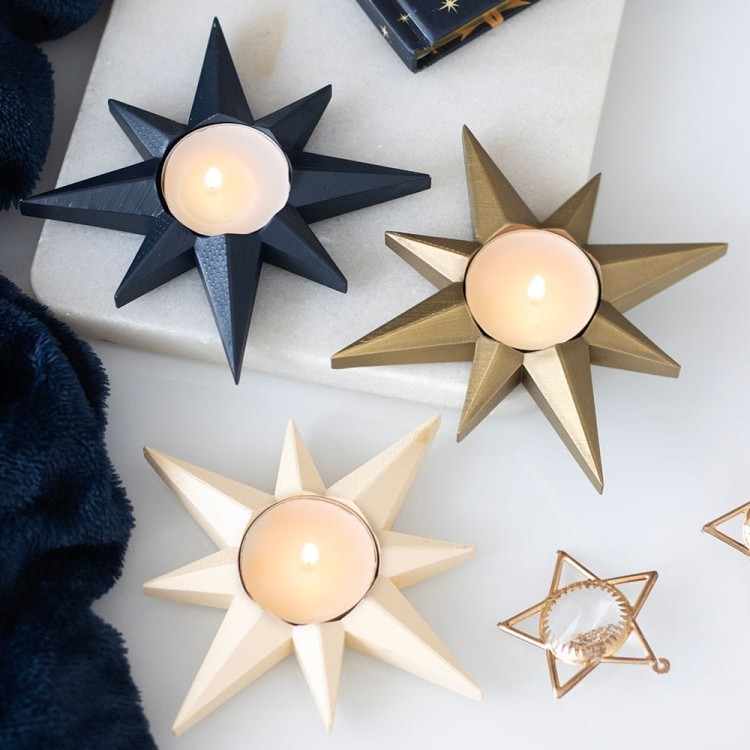 Gold Star – świecznik na tealight w kształcie złotej gwiazdy. Elegancki dodatek do wnętrz i świątecznych dekoracji. Wykonany z żywicy.