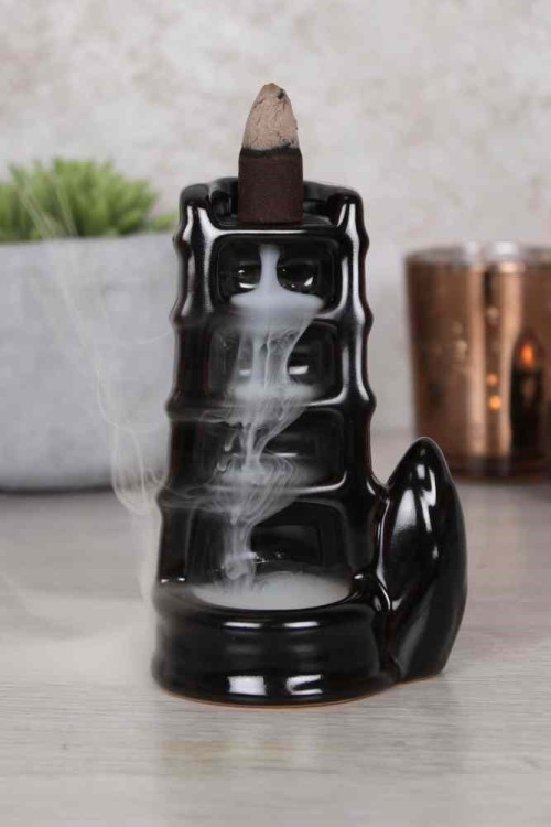 Czarny ceramiczny kominek backflow w kształcie bambusowej drabinki. Dym spływa jak wodospad, tworząc magiczny efekt i atmosferę relaksu.