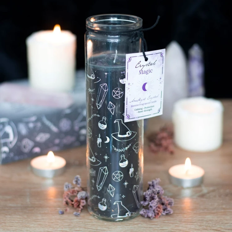 Świeca Crystal Magic z ametystem i zapachem jaśminu. Przynosi spokój, ochronę i wewnętrzną siłę. Idealna do rytuałów, medytacji i relaksu.