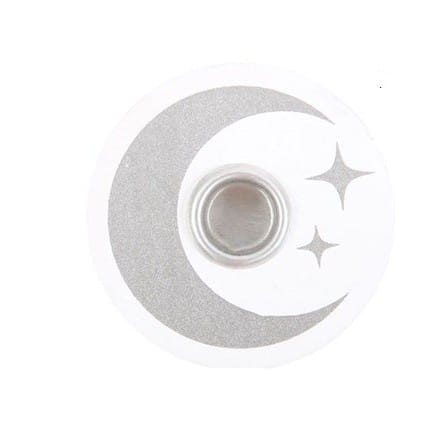 Biały świecznik z Księżycem na świeczki z serii Magic Spell. Naturalny, prosty design idealny do świątecznych aranżacji i codziennego wystroju wnętrza.