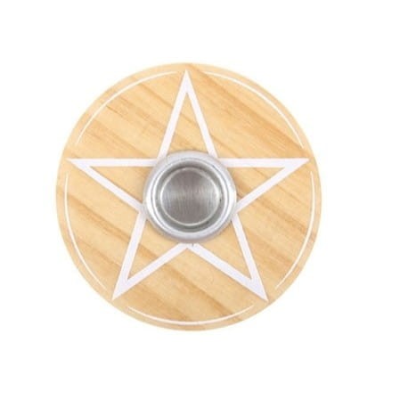 Drewniany świecznik z Pentagramem na świeczki z serii Magic Spell. Naturalny, prosty design idealny do świątecznych aranżacji i codziennego wystroju wnętrza.