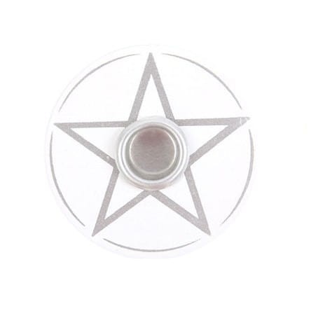 Biały świecznik z Pentagramem na świeczki z serii Magic Spell. Naturalny, prosty design idealny do świątecznych aranżacji i codziennego wystroju wnętrza.