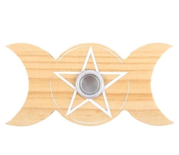 Drewniany świecznik w kształcie potrójnego Księżyca z Pentagramem  na świeczki z serii Magic Spell. Naturalny, prosty design idealny do świątecznych aranżacji i codziennego wystroju wnętrza.