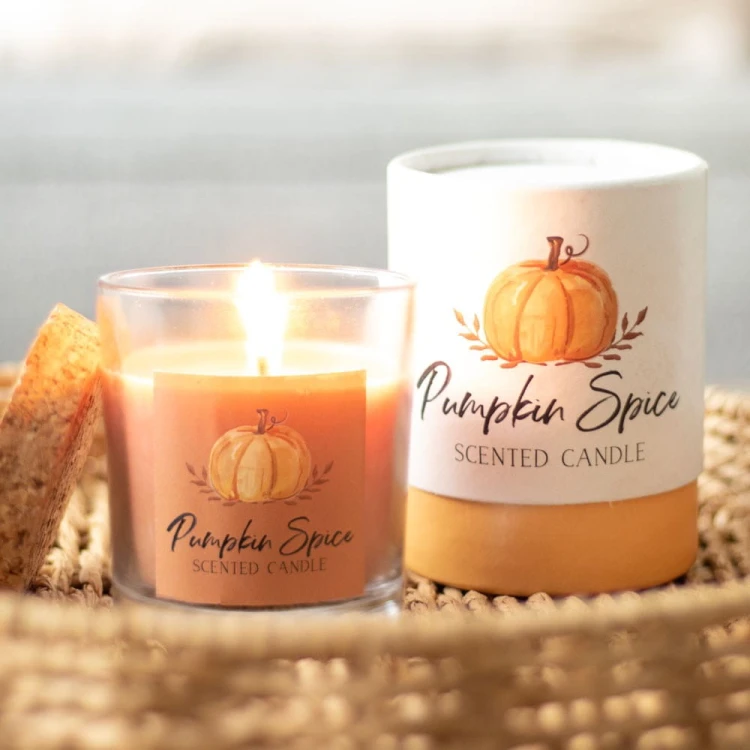 Jesienna świeca zapachowa Pumpkin Spice. Aromat dyni i przypraw korzennych w szkle z korkiem. 25 godzin przytulnego zapachu i ciepła.