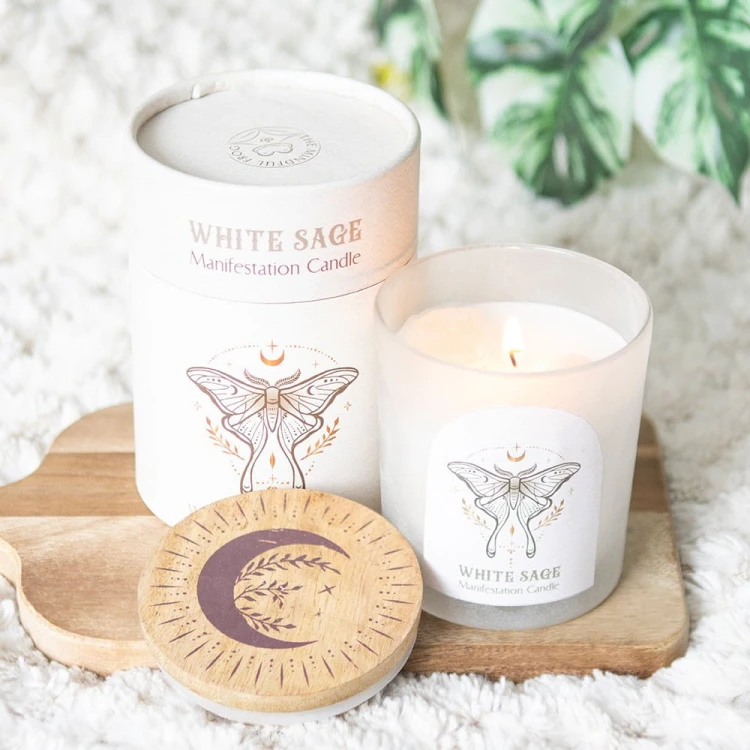 Świeca White Sage z kryształem górskiego kwarcu oczyszcza energię, wspiera manifestację i relaks. Magiczny zapach białej szałwii w eleganckim szkle.