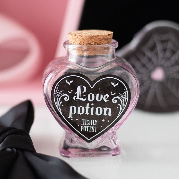 Różowa szklana butelka Love Potion w kształcie serca z korkiem. Gotycka ozdoba pełna magii – idealna na prezent lub dekorację wnętrza.