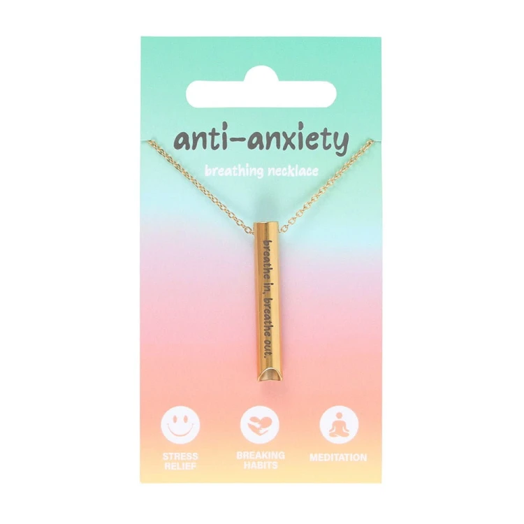 Złoty naszyjnik Anti-Anxiety z napisem breathe in, breathe out na białym tle