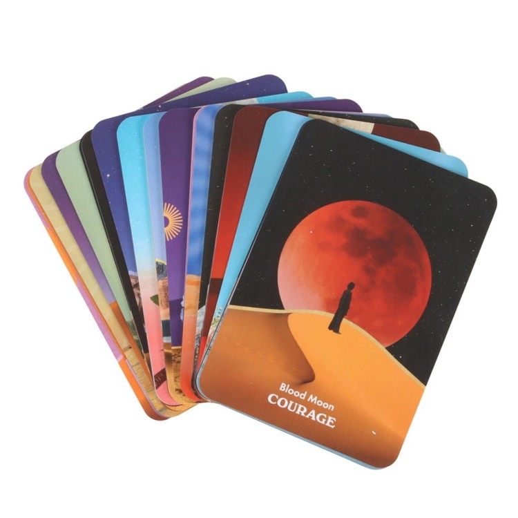 Rozłożone karty Moonology Messages Oracle – Blood Moon „Courage” i inne