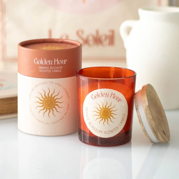 Stylowe ujęcie świecy Golden Hour z aromatem kwiatu pomarańczy