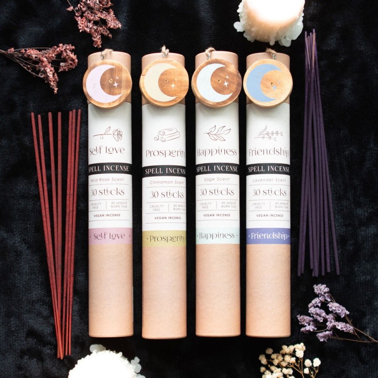 Kolekcja Spell Incense z drewnianymi podstawkami w kształcie półksiężyca