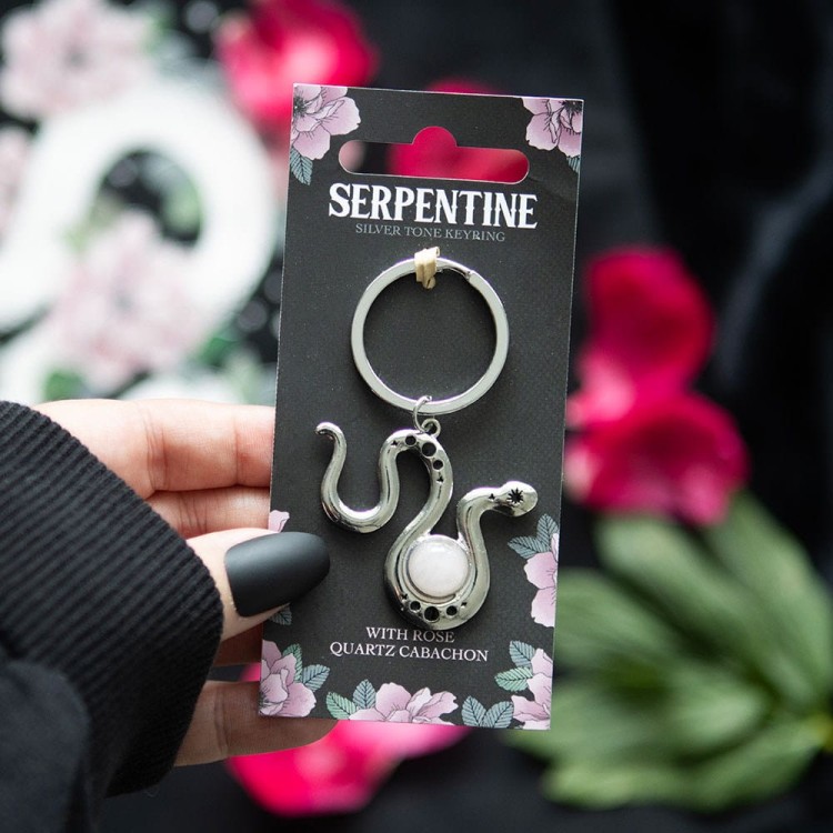Brelok Serpentine z kamieniem różowego kwarcu – prezent na karcie z kwiatowym motywem