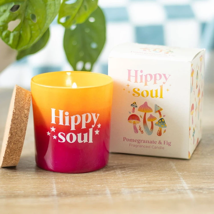 Kolorowa świeca zapachowa Hippy Soul z korkowym wieczkiem i pudełkiem na drewnianym stole