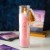 Płonąca świeca Rose Quartz w aranżacji duchowej