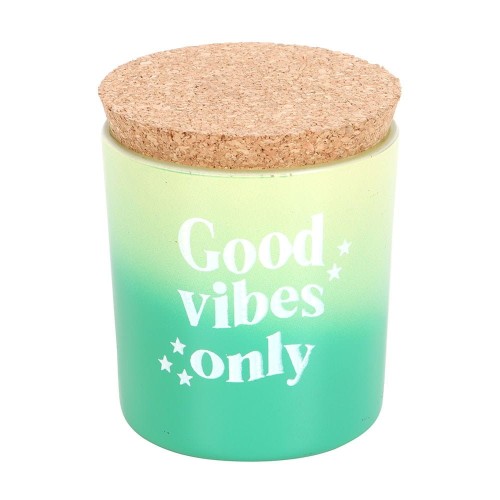 Świeca Good Vibes Only w zielono-żółtym szkle z korkowym wieczkiem.